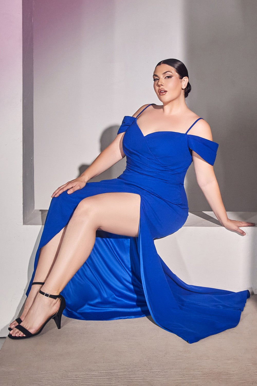 Vestido de dama de honor curvy con mangas plisadas fuera del hombro con escote corazón color azul marino