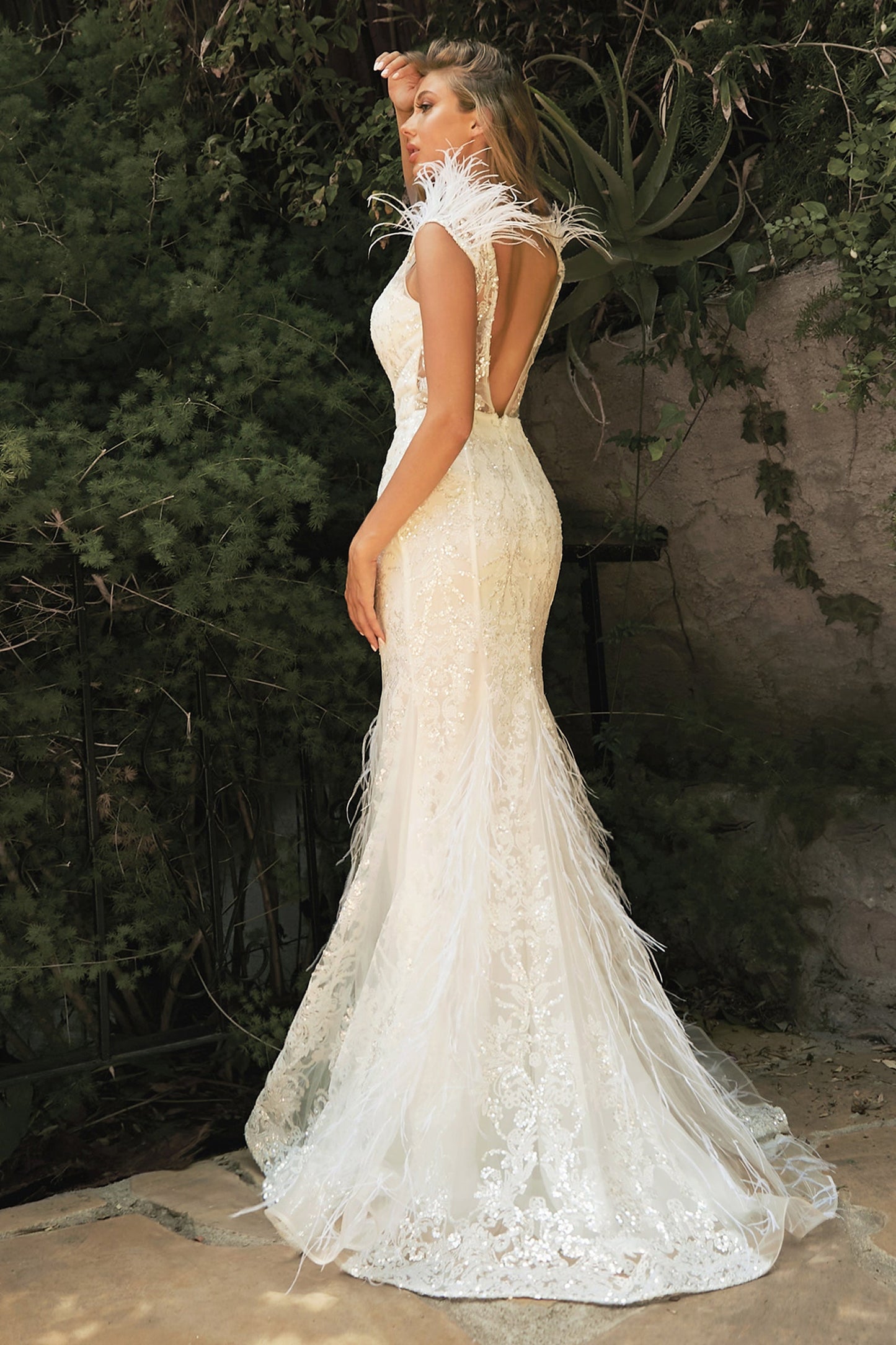 Vestido de novia de plumas de sirena con decoraciones